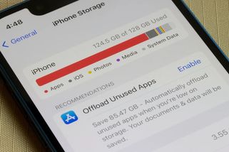 Telefon se zpomaluje a paměť je plná: Viníkem je aplikace, kterou má každý. Většina ji má ale špatně nastavenou